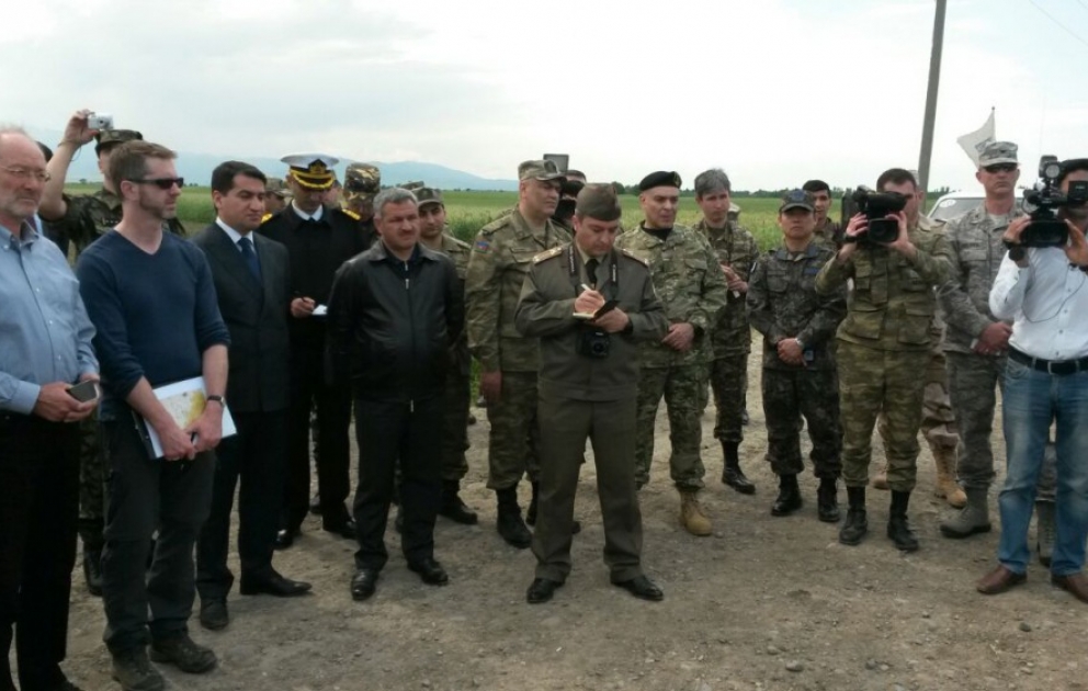 Началась поездка в прифронтовую зону аккредитованных в Азербайджане военных атташе зарубежных стран