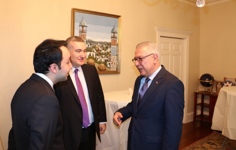Ümummilli Liderin xatirəsinə həsr edilən tədbirdə amerikalı diplomata fəxri lövhə təqdim olunub