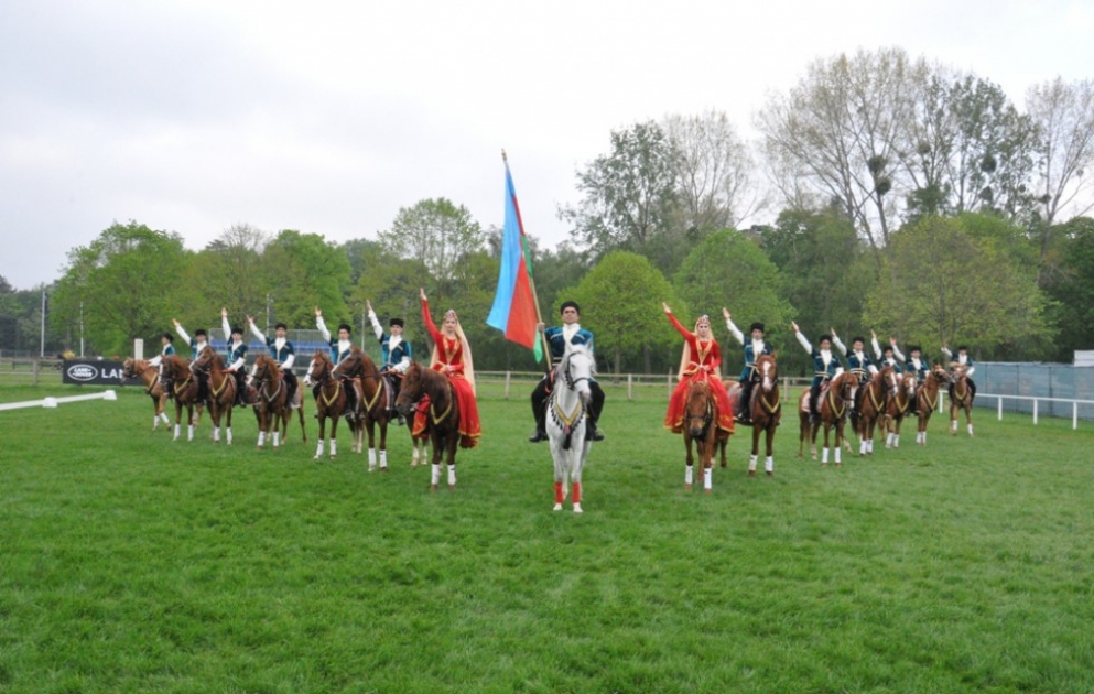 Spektakuläre Show von Karabachpferden in London