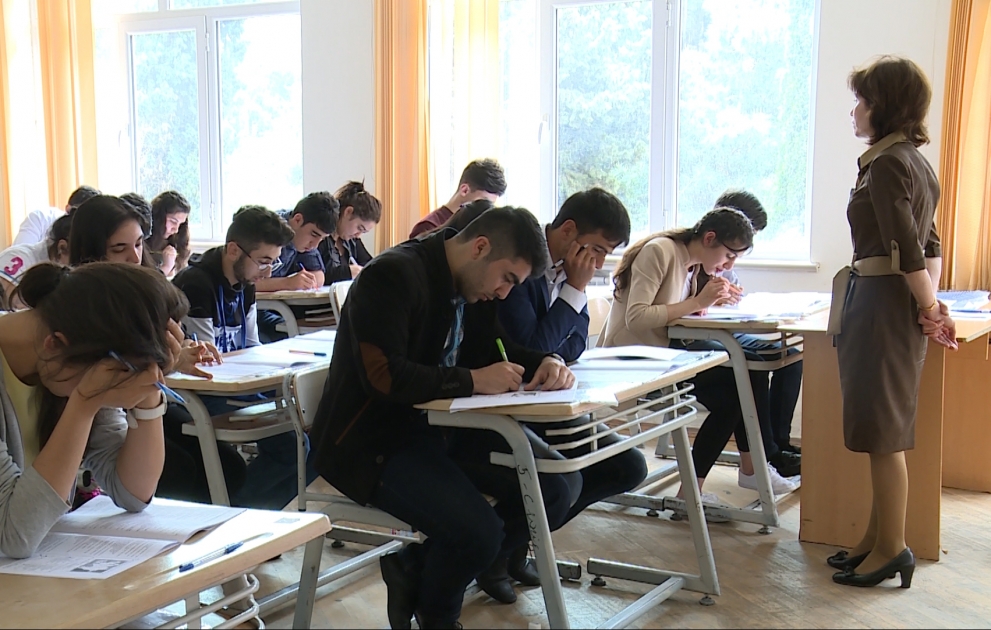 Əvvəlki illərin məzunları II və III ixtisas qrupları üzrə qəbul imtahanı verib