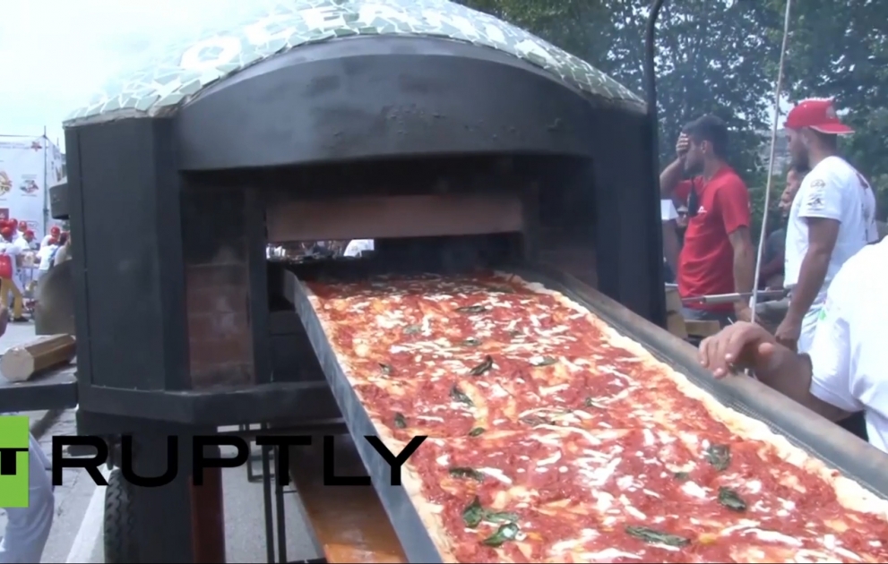 Neapolda 1860 metr uzunluğunda pizza hazırlanıb