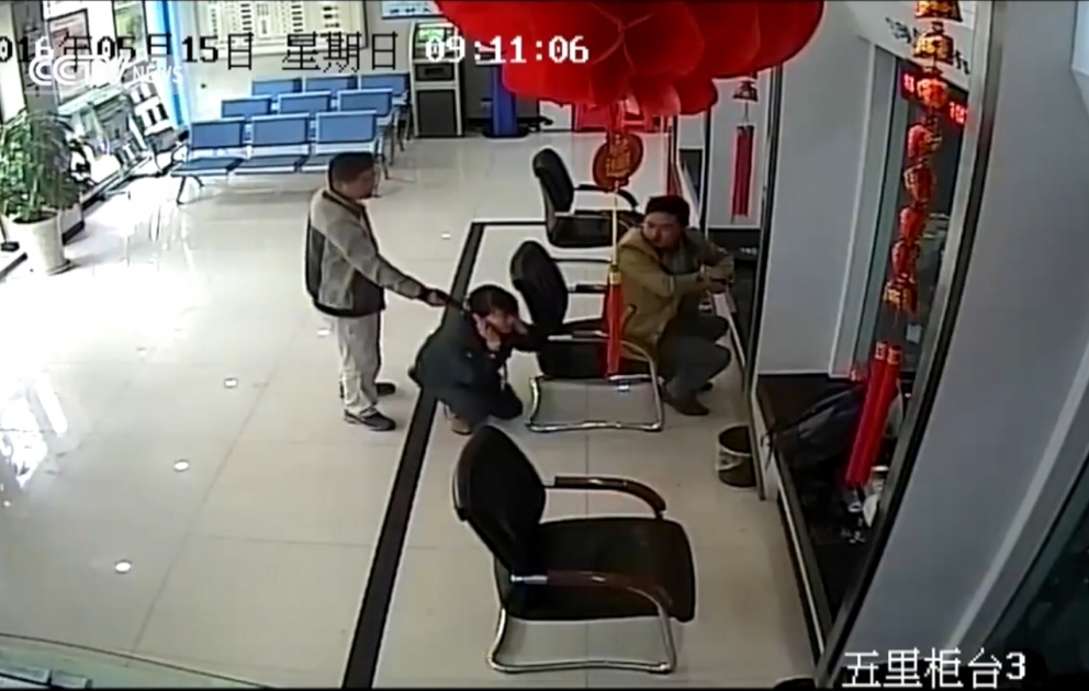 Oyuncaq tapança ilə bank yarmaq istədi