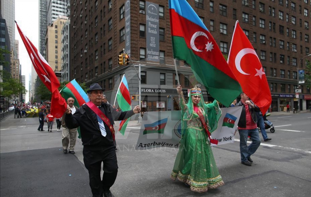 Nyu-Yorkda keçirilən ənənəvi Türk Günü Yürüşündə Azərbaycan bayrağı