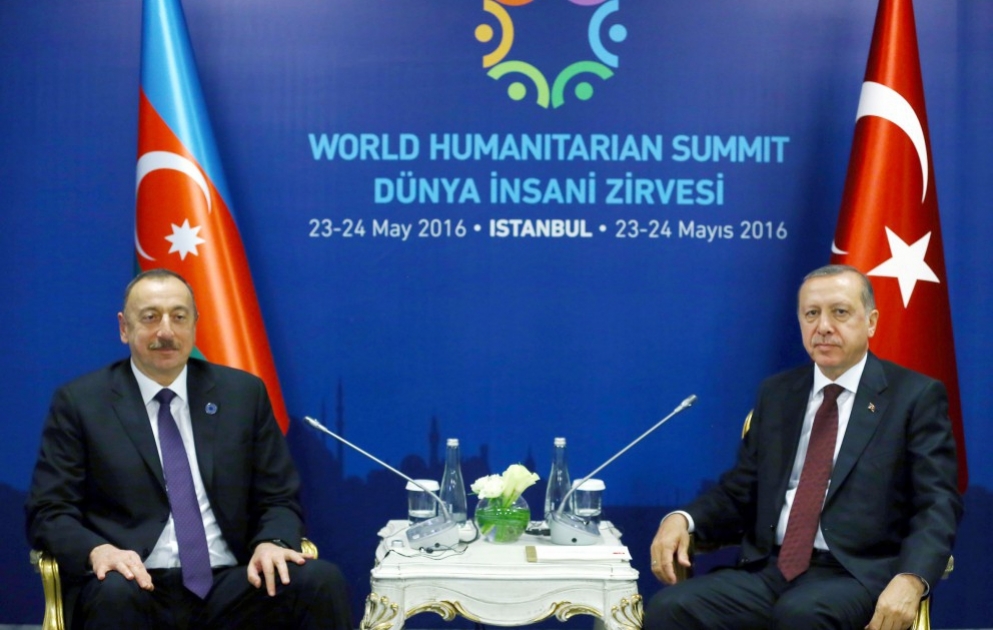 Präsident Ilham Aliyev trifft mit Präsident Recep Tayyip Erdogan zusammen