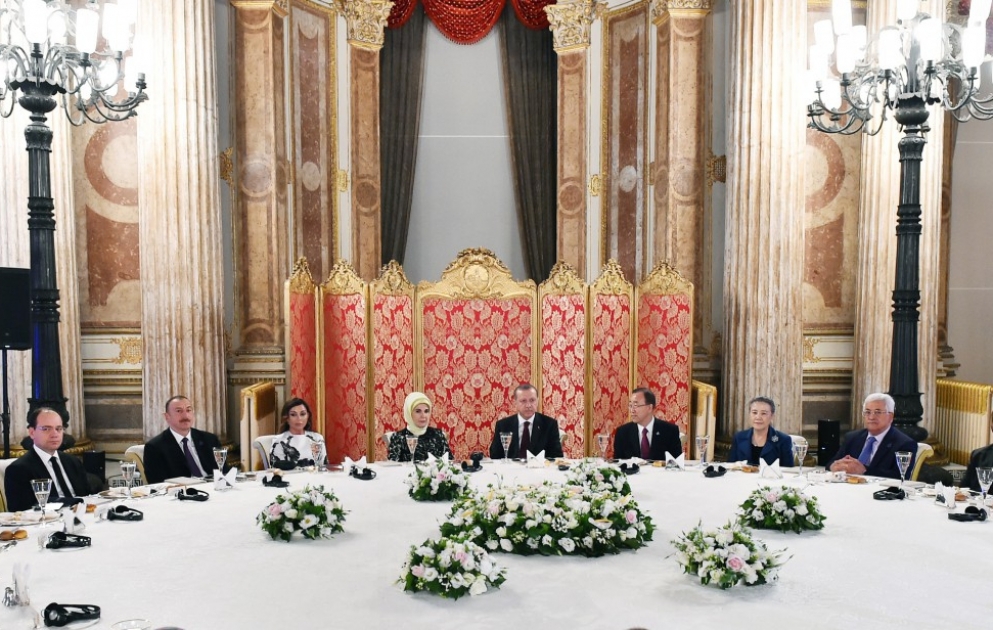 Ali qonaqların şərəfinə ziyafət