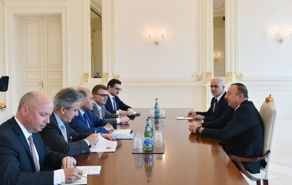 Le président azerbaïdjanais Ilham Aliyev reçoit une délégation menée par le président de la BERD