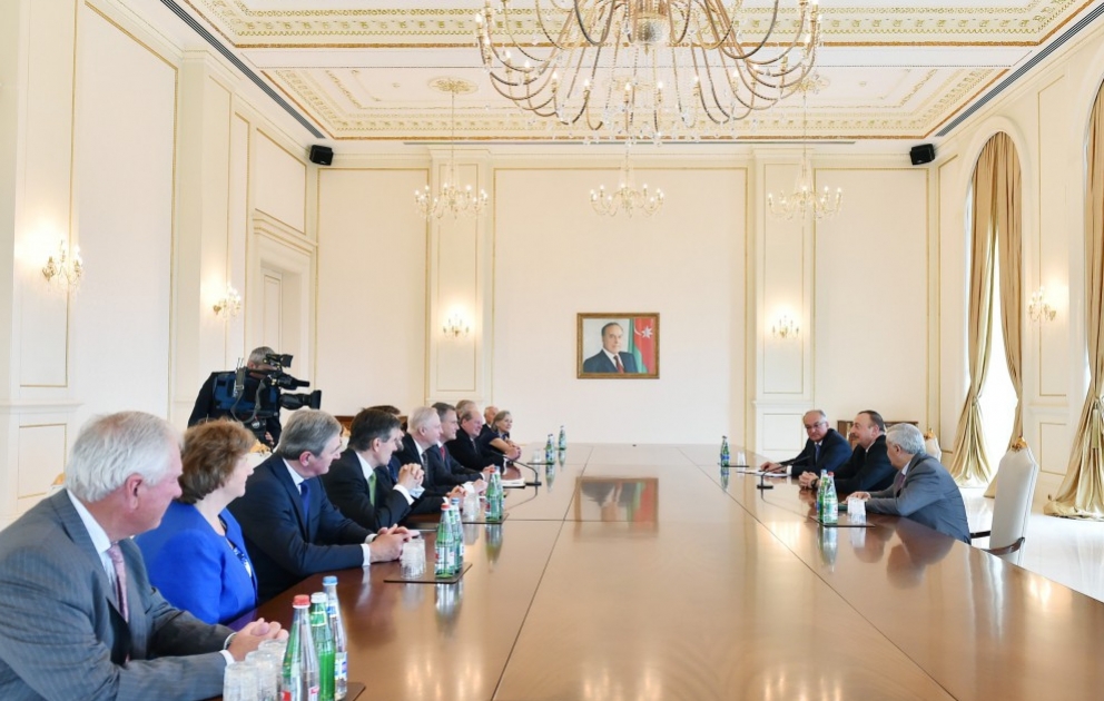 Präsident Ilham Aliyev empfängt eine Delegation von BP