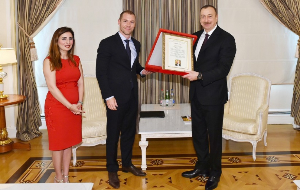 Präsident Ilham Aliyev empfängt Chefredakteur und Direktorin von Magazin “The Business Year”