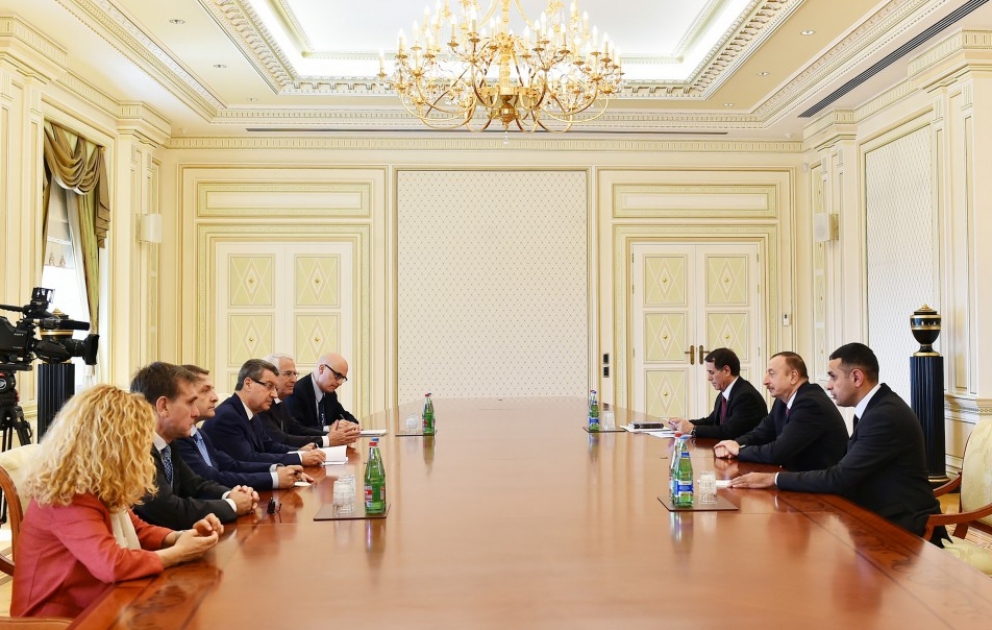 Präsident Ilham Aliyev empfängt eine Delegation um italienischen Senator Vannino Chiti