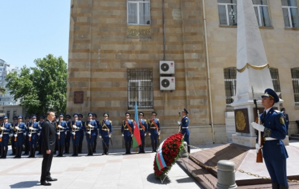 Ilham Aliyev visite le monument érigé à la gloire de la République démocratique d’Azerbaïdjan