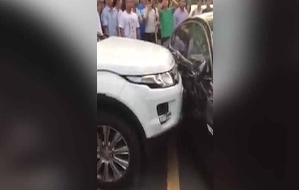Çin: Qarşısında park edən avtomobili əzib keçdi
