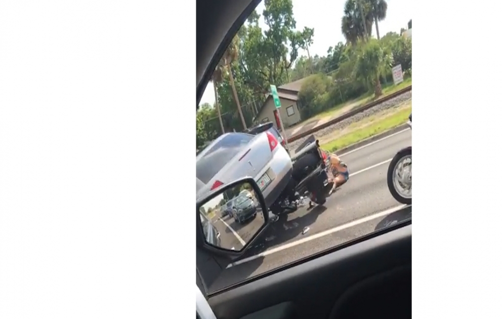 Driver runs over motorcyclists in tampa