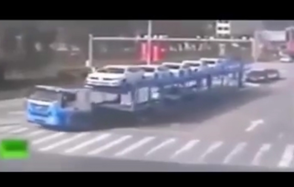 Uşaq maşının altından sağ çıxdı