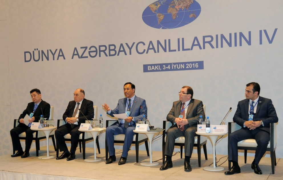 Qurultay çərçivəsində “Müasir dövrdə informasiya müharibəsi – müdafiədən hücuma” mövzusunda müzakirələr aparılıb