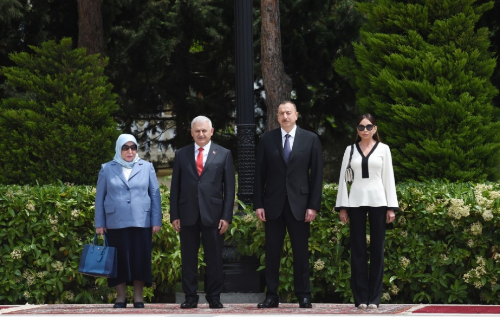 La cérémonie d’accueil officiel du Premier ministre turc Binali Yıldırım à Bakou