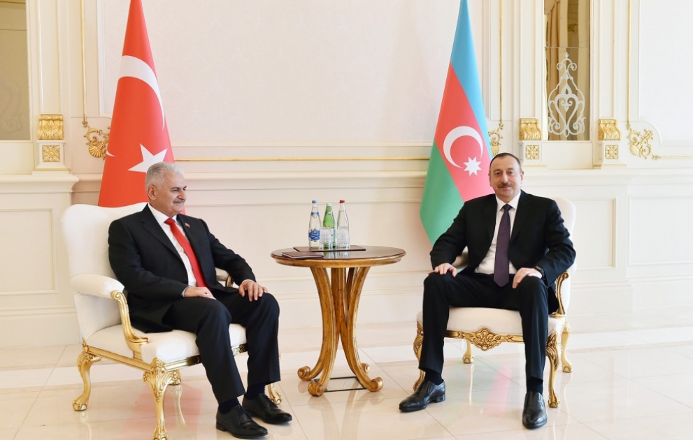Aserbaidschans Präsident Ilham Aliyev und türkischer Ministerpräsident Binali Yildirim treffen sich unter vier Augen