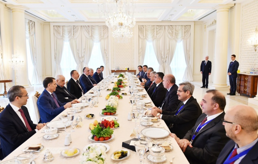 Türkiyə Baş nazirinin şərəfinə ziyafət verilib