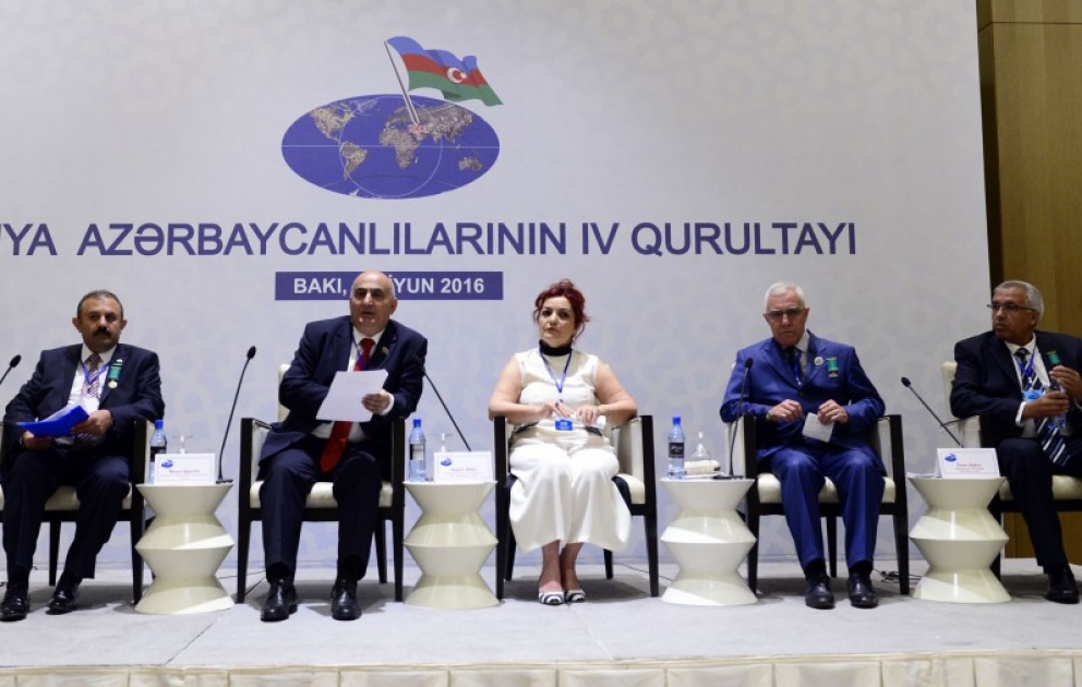 Dünya Azərbaycanlılarının IV Qurultayı 
  
işini panel iclaslarla davam etdirir
  

İlk paneldə “Cəmiyyətə inteqrasiya və siyasi həyatda iştirak”
  
 mövzusu müzakirə edilib