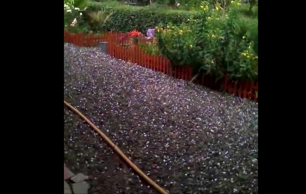 Es fällt schwerer Hagel in Agdam