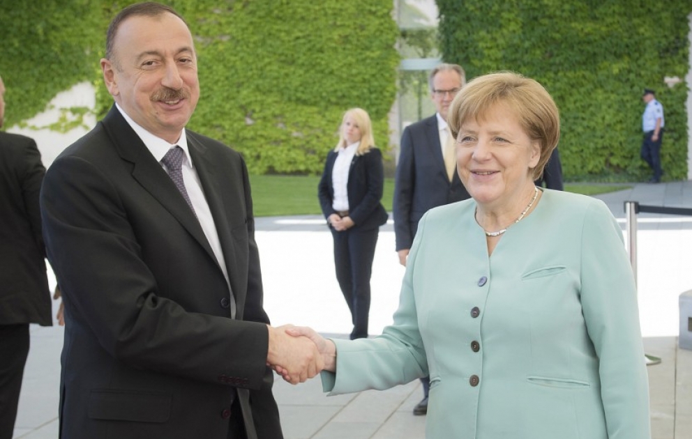 Le président azerbaïdjanais Ilham Aliyev rencontre la chancelière allemande Angela Merkel