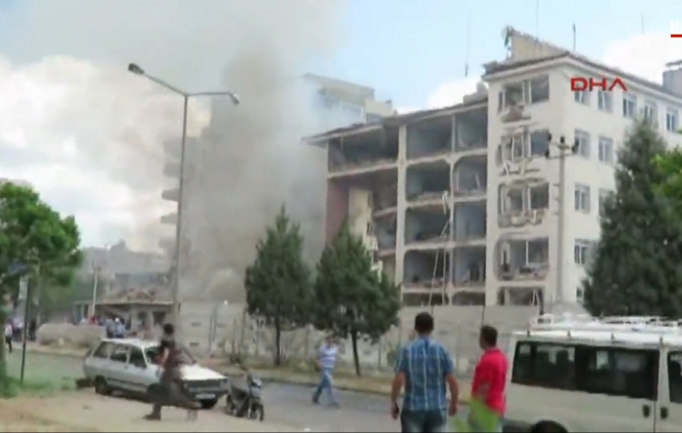 Türkiyədə polis idarəsinə hücum nəticəsində 3 nəfər ölüb, 30 nəfər yaralanıb  YENİLƏNİB
