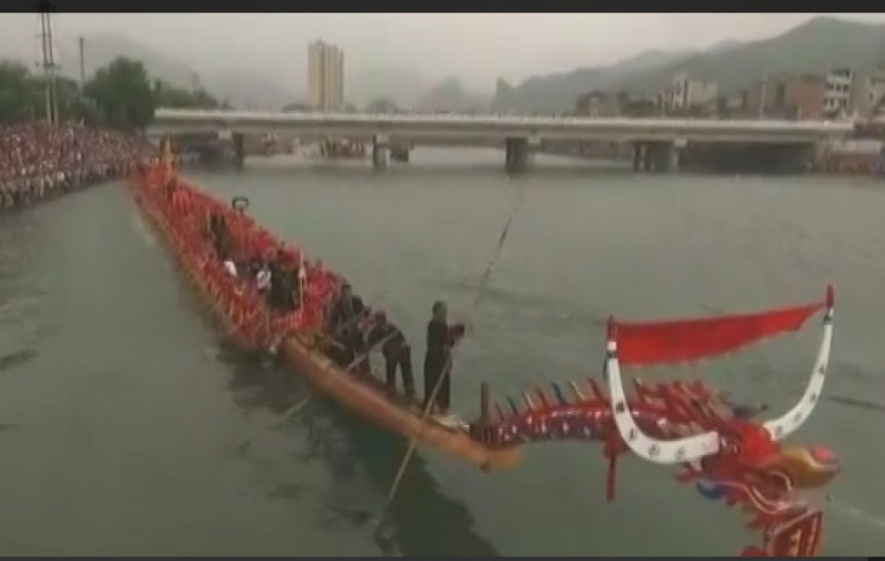 En Chine, le plus long bateau-dragon du monde mis à flot lors d'un festival