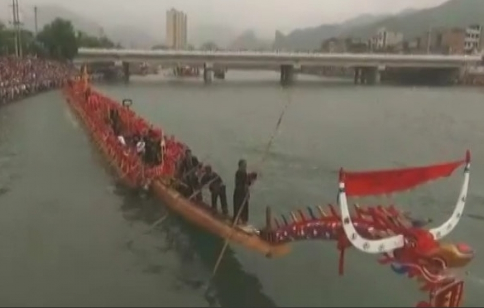 Das längste Drachenboot der Welt - China