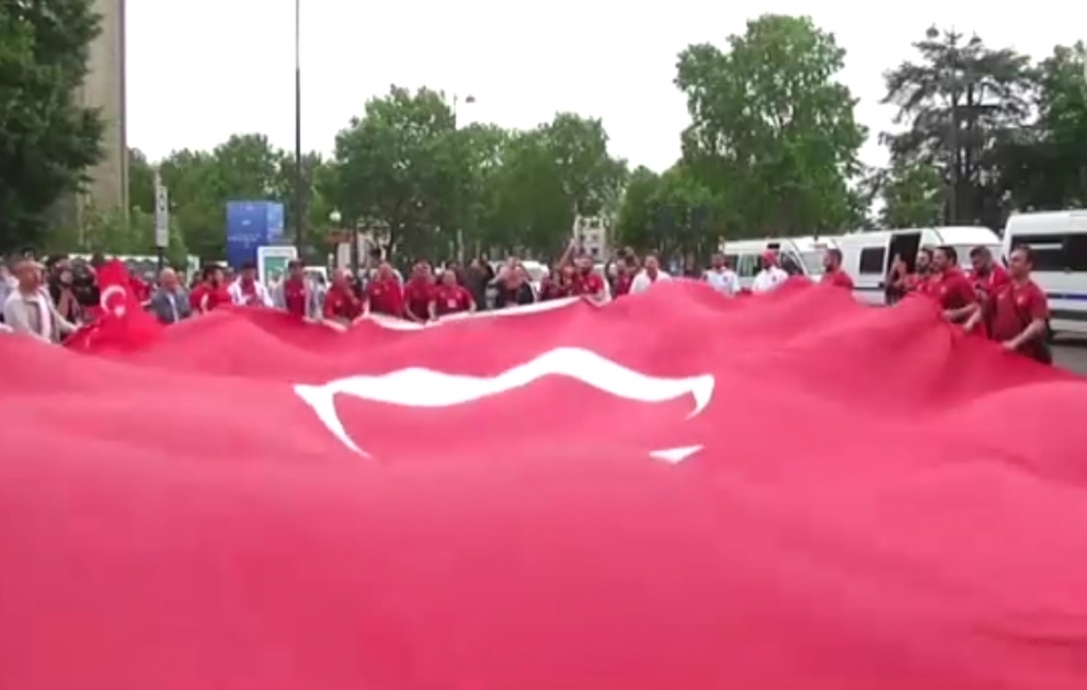 Paris qırmızıya büründü