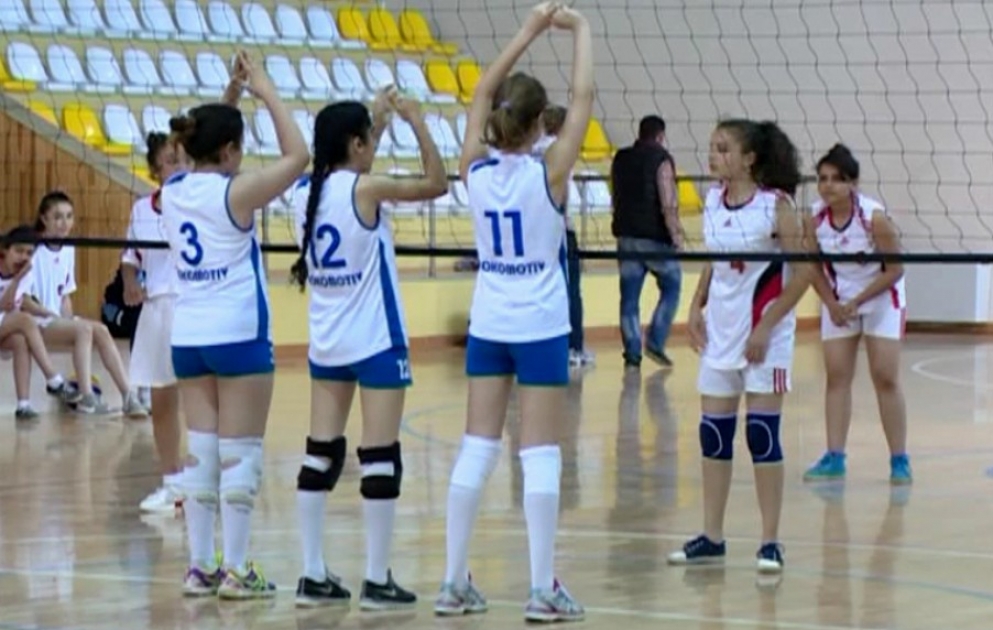 Qax məktəbliləri voleybol üzrə ölkə birinciliyinin qalibi olub