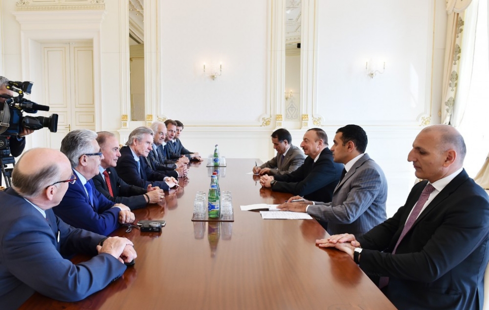 Präsident Ilham Aliyev empfängt Delegation um den Präsidenten des Vereins der Freunde von Aserbaidschan in Frankreich