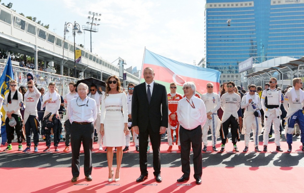 Präsident Ilham Aliyev schaut beim Hauptrennen der Formel-1-Premiere in Baku zu