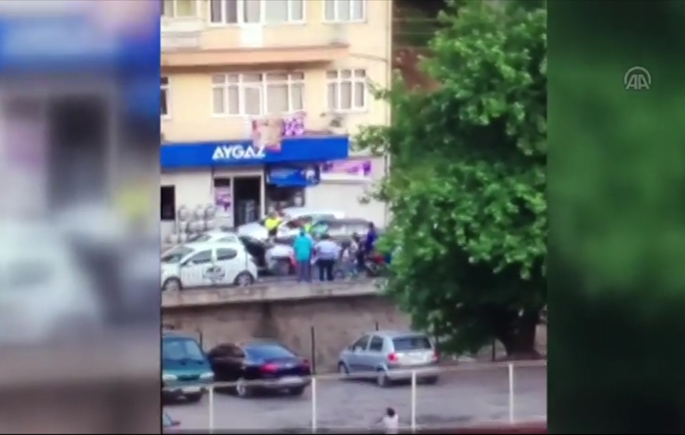 Türkiyədə sürücü polisi maşının üstündə sürüklədi