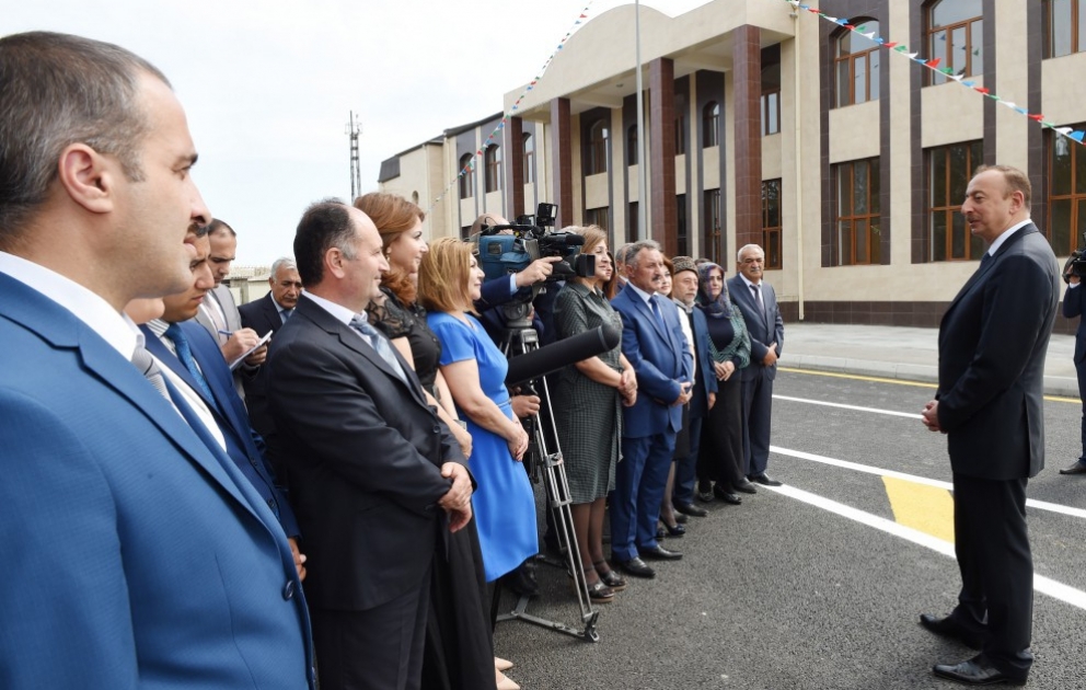 Le président Ilham Aliyev rencontre les habitants de Nardaran