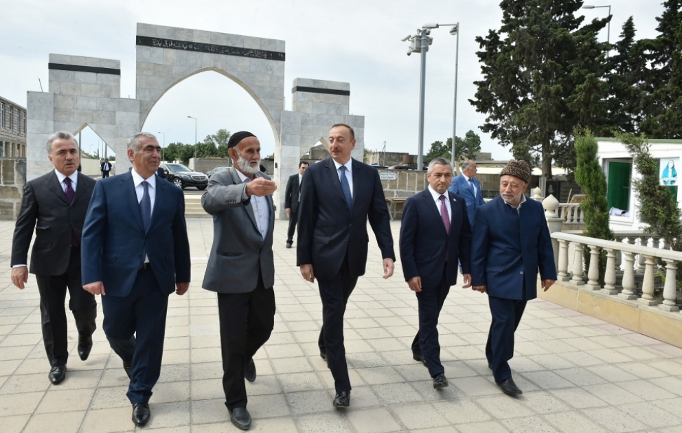 Präsident Ilham Aliyev besucht Moschee “Rahima Khanym”