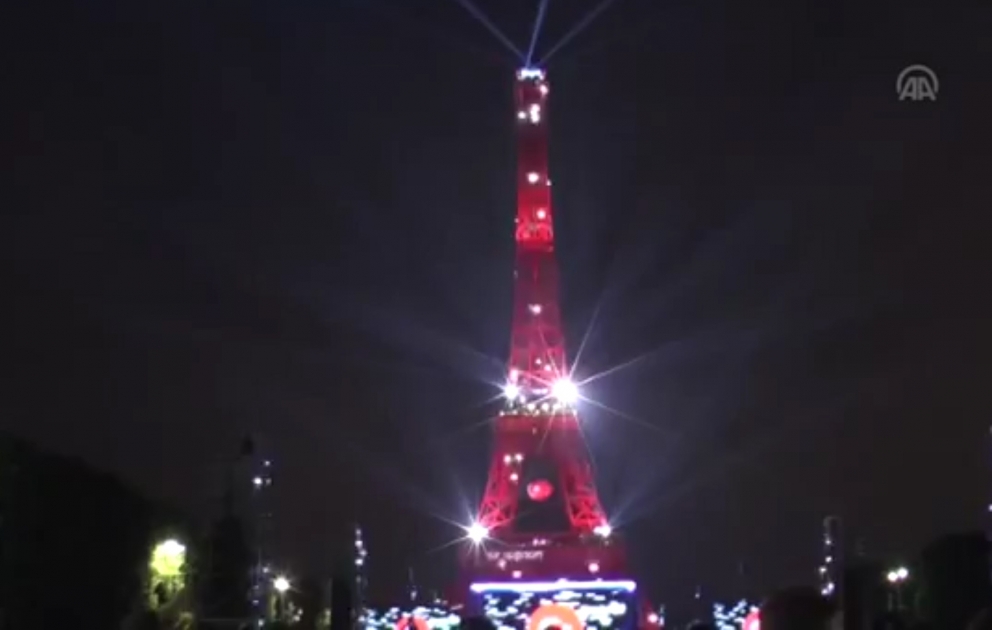 Eiffelturm leuchtet zum dritten Mal Rot-Weiß