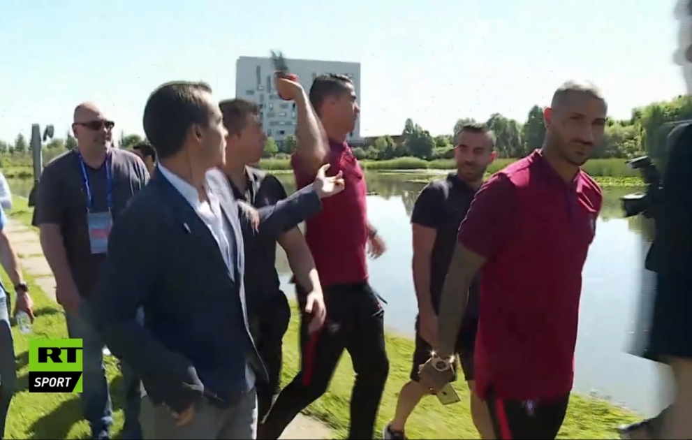 Ronaldo müxbirin mikrofonunu suya atdı