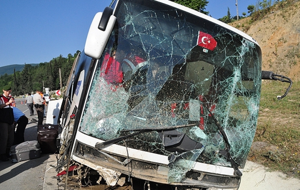 Türkiyənin İzmir əyalətində sərnişin avtobusu aşıb