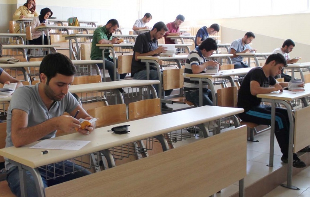 В школах Баку проводятся выпускные экзамены