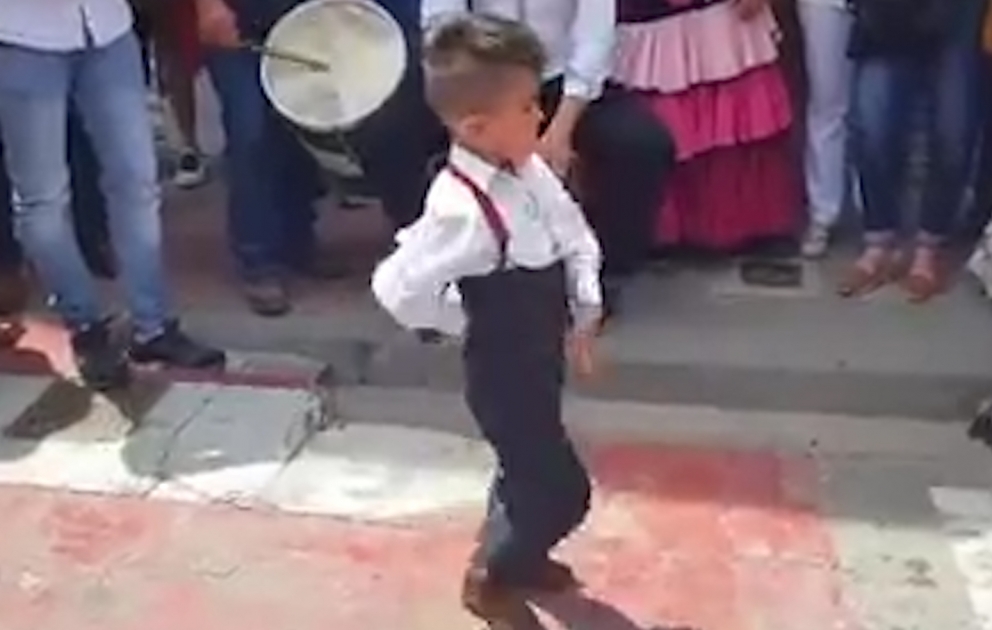 İnternetdə ən çox izlənən video 
  
Balaca rəqqas
