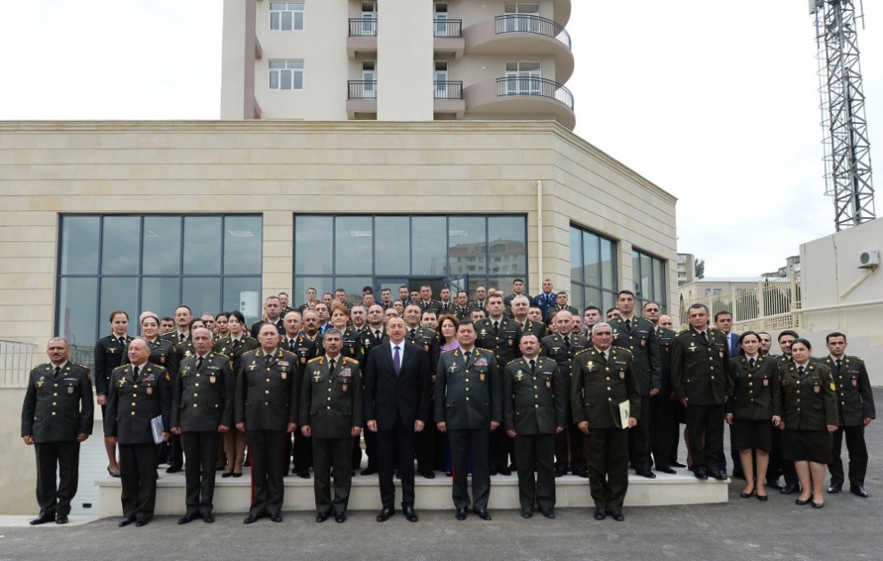 Le président Ilham Aliyev a visité l’immeuble construit pour les militaires