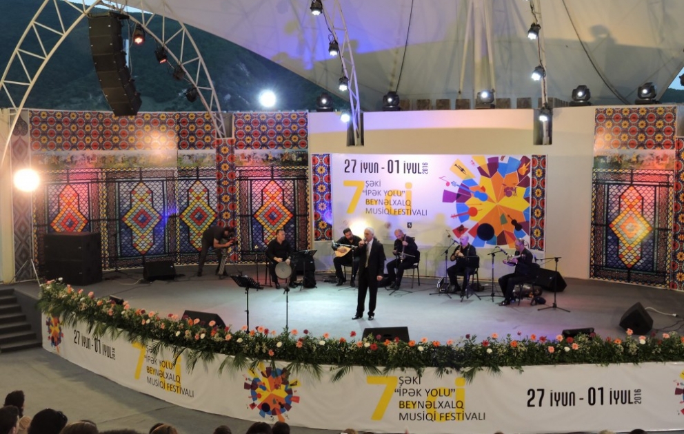 Şəki tamaşaçıları Türkiyənin daha bir musiqi kollektivinin çıxışını izləyiblər