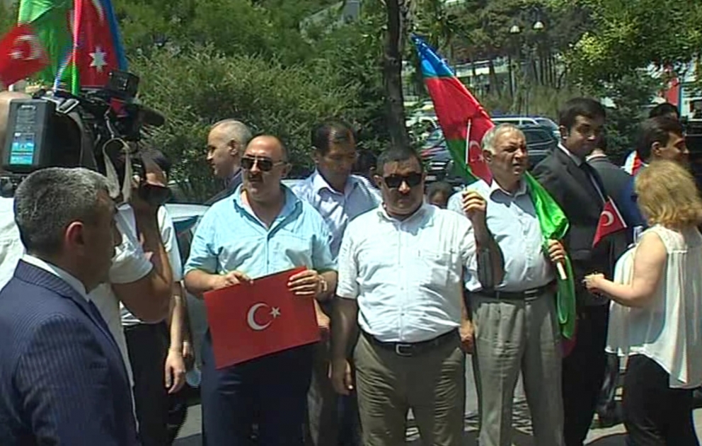 Terror qurbanlarının xatirəsi Türkiyənin Azərbaycandakı səfirliyinin binası qarşısında yad edildi