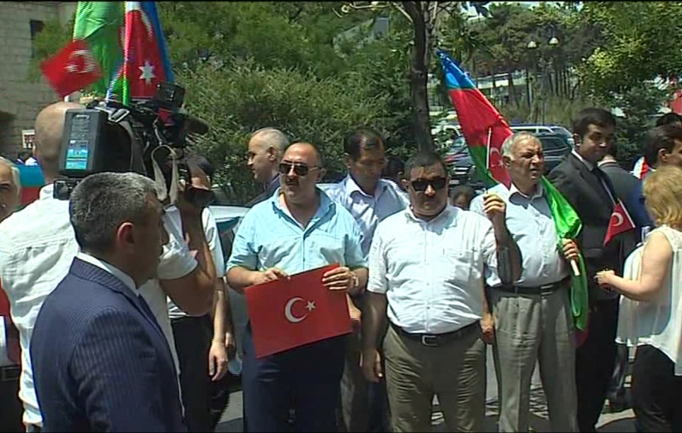 La mémoire des victimes des attentats terroristes perpétrés à Istanbul est honorée devant l’ambassade de Turquie à Bakou