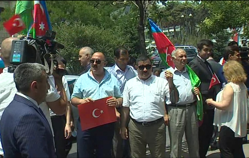 Vor dem Gebäude der Türkischen Botschaft in Aserbaidschan ehrt man das Andenken an die Opfer von Terrorattacken am Istanbuler Atatürk-Flughafen