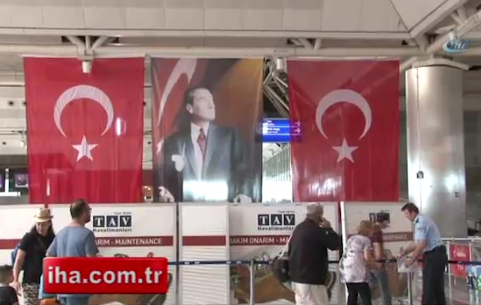 Bombanın partladığı yerə Türkiyə bayrağı asıldı