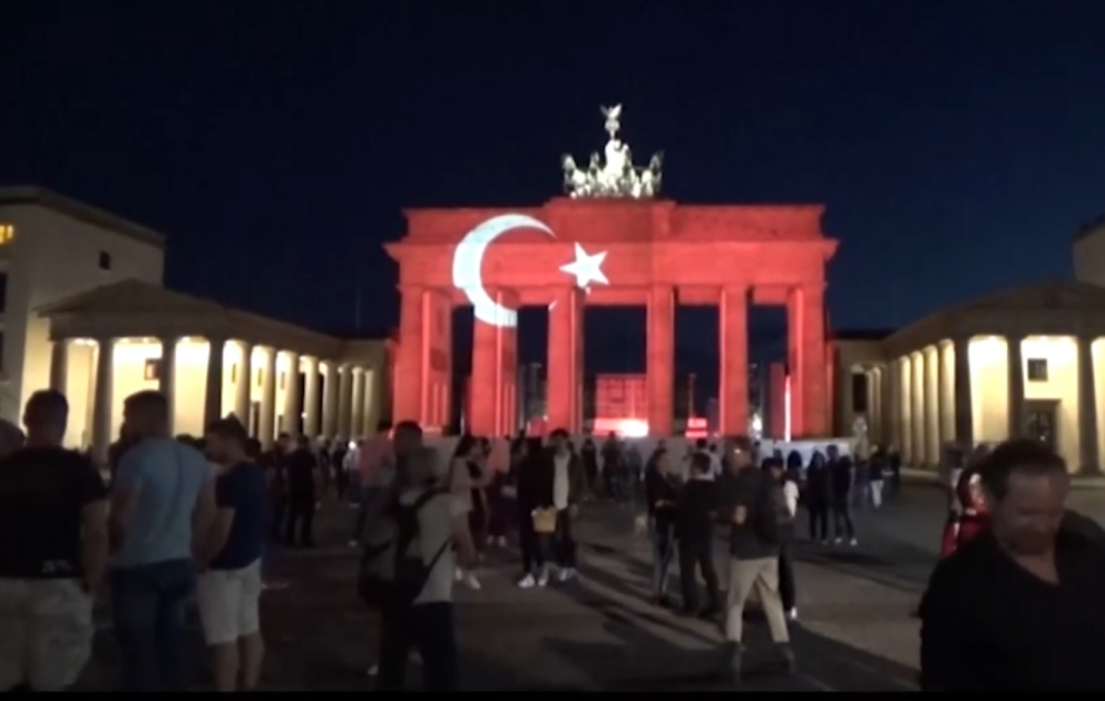 Berlində Brandenburq qapıları Türkiyə bayrağına bürünüb