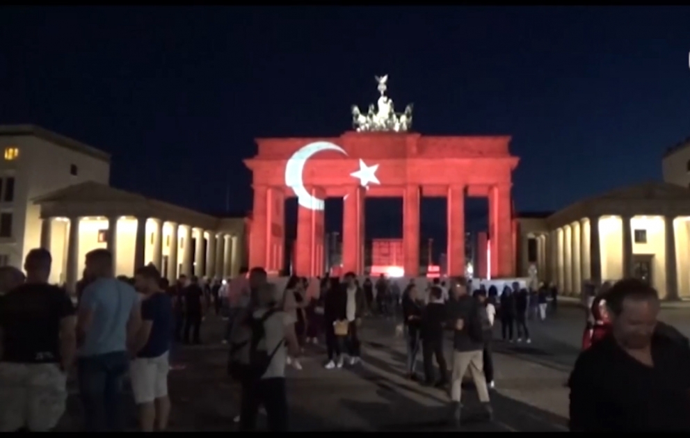 Brandenburg Gate lit up in Turkish colors