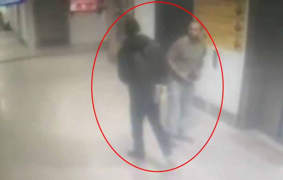 İstanbulda partlayış törədən terroristin polisi vurma anı kameraya düşüb   YENİ