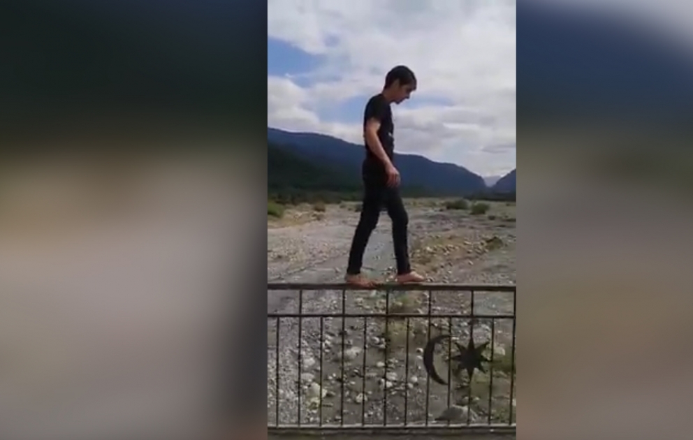Qubalı gəncin körpünün məhəccəri üzərində təhlükəli gəzintisi