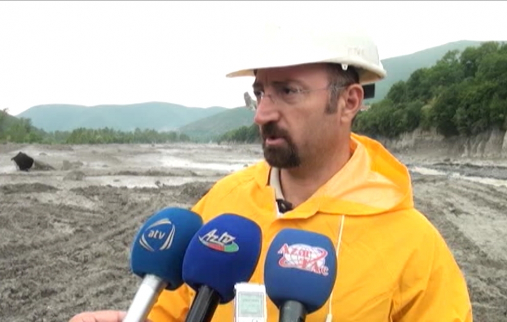 Sercan Özqəhrəman: Şəhəri içməli su ilə təmin edən kollektoru palçıqdan təmizləməyə çalışırıq